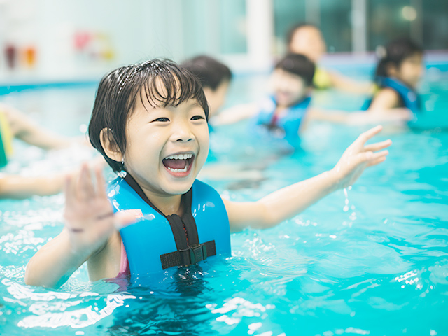 プールで泳ぐ子供たち