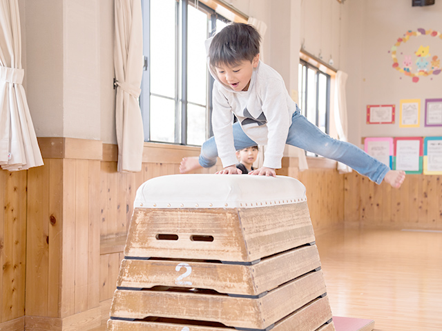 跳び箱を飛ぶ子供