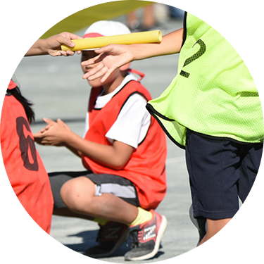 運動をする子供たち