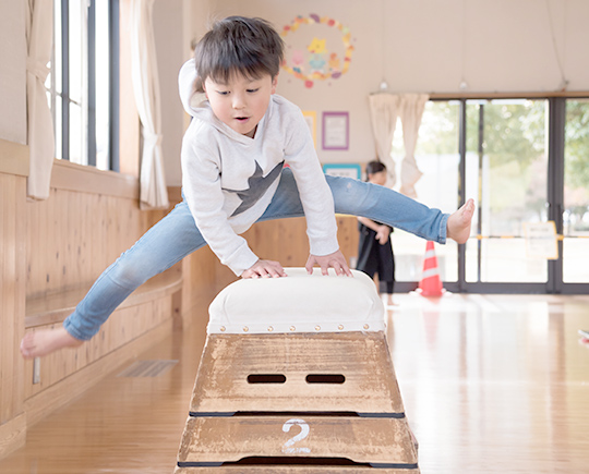 跳び箱を飛ぶ子供